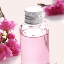 Flasche mit rosa Wasser